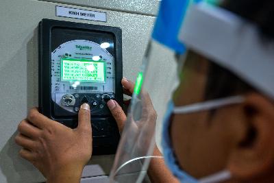 Pengecekan dan pengujian pada peralatan listrik di Pusat Sertifikasi PLN Duren Tiga, Jakarta, 22 Juli 2020. Tempo/Tony Hartawan