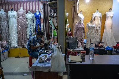 Pembuatan baju pengantin di Pasar Mayestik, Jakarta, 28 Juli 2020. BUMN akan membantu memberdayakan pelaku UMKM. Tempo/Tony Hartawan