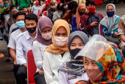 Pegawai Badan Pertanahan Nasional antre untuk tes cepat massal yang di gelar Badan Intelijen Negara di kantor BPN, Cibinong, Bogor, Jawa Barat, 16 Juli lalu.