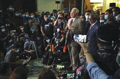 Najib Razak saat menggelar konferensi pers di luar Pengadilan Kuala Lumpur, kemarin.