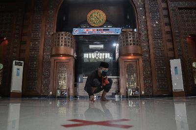 Pengurus masjid memasangkan tanda jarak shaf shalat di Masjid Agung Al-Barkah, Kota Bekasi, Jawa Barat, 28 Mei 2020.  TEMPO/M Taufan Rengganis