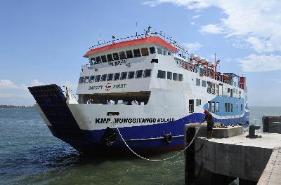 Kapal Motor Penyeberangan (KMP) Munggiyango Hulalo bersiap melakukan pelayaran perdana di Pelabuhan Penyeberangan Jangkar, Situbondo, Jawa Timur, 15 Juli 2020. ANTARA/Seno