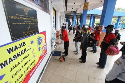 Pemudik mencuci tangan di terminal Tirtonadi, Surakarta, Jawa Tengah, 22 Juli 2020. Tempo/Bram Selo Agung