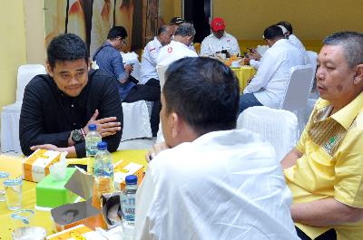 Bobby Afif Nasution (kiri) dan bakal calon kepala daerah lainnya menunggu untuk mengikuti uji kelayakan dan kepatutan kepala daerah Partai Golkar Sumut, di Medan, Sumatera Utara, 20 Januari lalu. ANTARA/Septianda Perdana