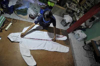Pekerja menjahit pakaian APD di kawasan Antapani, Bandung, Jawa Barat, 13 April 2020. TEMPO/Prima Mulia