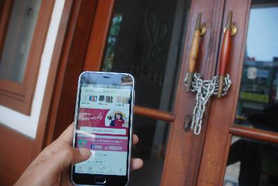 Aplikasi Sorabel dengan latar kantor Sorabel yang sudah tutup akibat dampak pandemi di Bandung, Jawa Barat, 26 Juli 2020. TEMPO/Prima Mulia