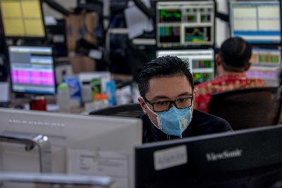Seorang karyawan bekerja saat masa pandemi Covid-19 di Mandiri Sekuritas di Jakarta, 10 Maret 2020. Tempo/Tony Hartawan