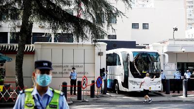 Bus yang membawa perlengkapan Kedutaan Amerika Serikat bersiap meninggalkan Kedutaan Amerika Serikat di Chengdu, Sichuan, Cina, 26 Juli 2020. Reuters/Thomas Peter