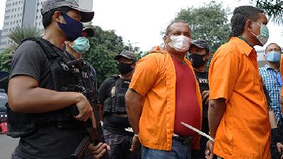 John Kei (tengah) dihadirkan saat rilis  atas kasus premanisme yang dilakukan kepada kelompok Nus Keidi Polda Metro Jaya, Jakarta, Senin 22 Juni 2020./TEMPO/Muhammad Hidayat