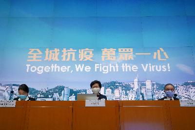 Kepala eksekutif Hong Kong, Carrie Lam (tengah) dalam konferensi pers di Hong Kong, Cina, 31 Juli 2020. REUTERS/Lam Yik