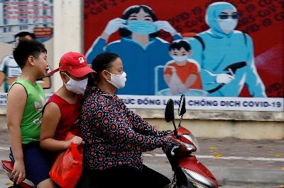 Warga menggunakan masker saat beraktivitas di Hanoi, Vietnam, 31 Juli 2020. REUTERS/Kham