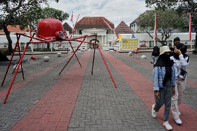 Pengunjung mengenakan masker di kawasan wisata Museum Benteng Vredeburg, Yogyakarta, Selasa lalu.
