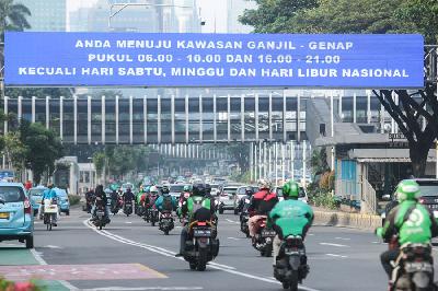Pengendara melintas di kawasan aturan ganjil-genap, Jalan Jenderal Sudirman, Jakarta, 9 Juni lalu.