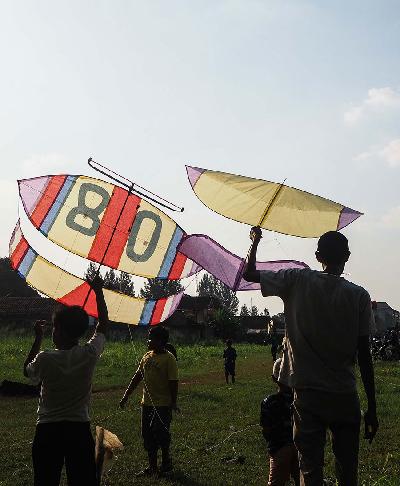 Warga bersiap menerbangkan layang-layang di Serpong, Tangerang Selatan, 14 Juni lalu.