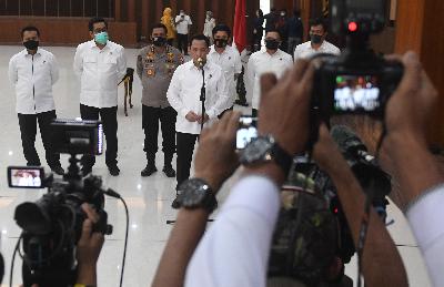 Kabareskrim Polri Komjen Pol Listyo Sigit Prabowo (tengah) memberikan keterangan terkait dicopotnya Brigjen Pol Prasetijo Utomo di Mabes Polri, Jakarta, 16 Juli 2020. ANTARA/Akbar Nugroho Gumay