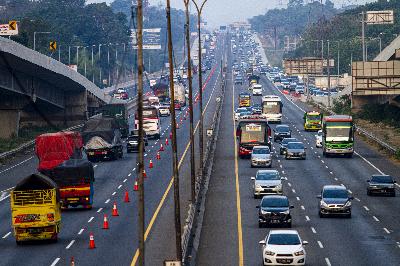 Kendaraan melaju di tol Jakarta - Cikampek arah Jakarta di Karawang, Jawa Barat, 2 Agustus 2020. ANTARA/M Ibnu Chazar