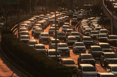 Kemacetan lalu lintas di Tol Dalam Kota, Jakarta, 19 Mei 2020. TEMPO/Hilman Fathurrahman W