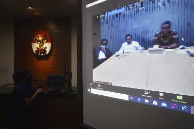Terdakwa mantan komisioner Komisi Pemilihan Umum, Wahyu Setiawan (kanan) mengikuti sidang pembacaan surat tuntutan secara daring di gedung Komisi Pemberantasan Korupsi Jakarta, 3 Agustus 2020.  TEMPO/Imam Sukamto