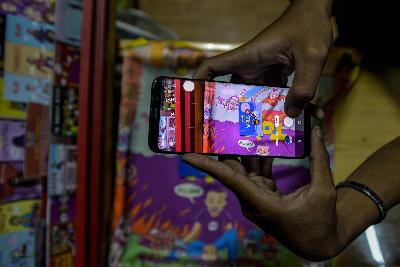 Pedagang tengah mengambil gambar barang dagangannya guna dipasarkan secara daring di Pasar Santa, Jakarta, 21 Juli 2020. Tempo/Tony Hartawan