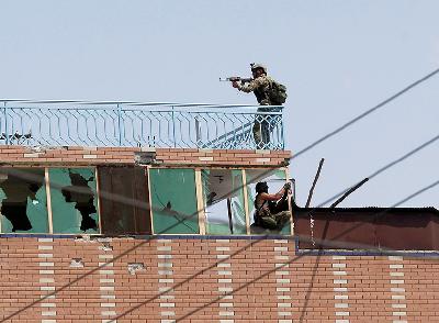 Pasukan keamanan Afganistan mengepung penjara yang dikuasai kelompok teror Negara Islam Irak dan Suriah (ISIS) di Jalalabad, Afganistan, kemarin.
