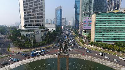 Suasana arus lalu lintas kawasan Bundaran HI, di Jakarta, kemarin.