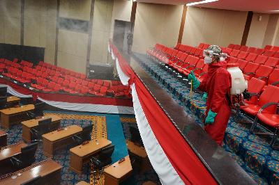 Petugas Damkar menyemprot cairan disinfektan di Gedung DPRD DKI Jakarta, 29 Juli 2020.  TEMPO/Muhammad Hidayat
