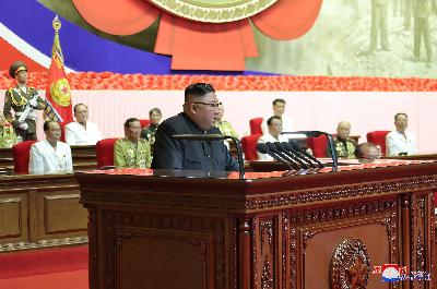 Pemimpin Korea Utara Kim Jong-un menghadiri Konferensi Nasional  ke-6 Veteran Perang memperingati 67 tahun gencatan senjata Perang Korea 1950-53 di Pyongyang, 27 Juli 2020. KCNA via REUTERS