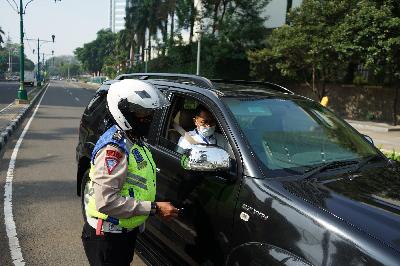 Polisi lalu lintas melakukan penindakan terhadap pengendara saat pemberlakuan ganjil genap di Jalan Imam Bonjol, Jakarta, 5 Agustus 2020. TEMPO/Muhammad Hidayat