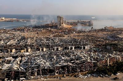 Gambar yang diambil beberapa kilometer dari lokasi ledakan menunjukkan kerusakan di area pelabuhan Beirut, Lebanon, kemarin. REUTERS / Aziz Taher
