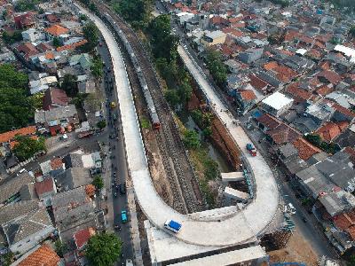 Kereta Rangkaian Listrik (KRL) Commuterline melintas di bawah pembangunan jalan layang tapal kuda di Kawasan Lenteng Agung, Jakarta, 3 Agustus 2020. TEMPO/Hilman Fathurrahman W