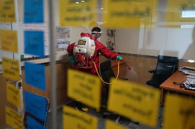 Petugas Damkar menyemprot cairan disinfektan setelah Gedung DPRD ditutupdi akibat Covid-19 di Gedung DPRD DKI Jakarta, 29 Juli 2020. TEMPO/Muhammad Hidayat