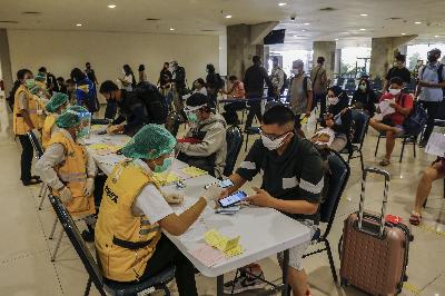 Petugas karantina memeriksa dokumen kesehatan para penumpang domestik ketika tiba di Bandara I Gusti Ngurah Rai, Kuta, Bali, 31 Juli 2020.  Johannes P. Christo