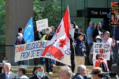 Protes penahanan Meng Wanzhou di Vancouver, Canada, 27 Mei 2020. REUTERS/Jennifer Gauthier