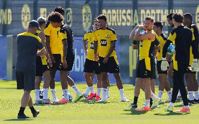 Jadon Sancho bersama timnya dalam sesi latihan di Borussia Training Centre, Dortmund, Jerman, 6 Agustus 2020. REUTERS/Leon Kuegeler