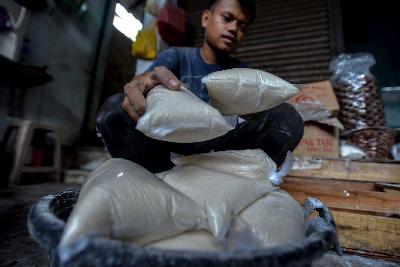 Pedagang membungkus gula pasir di salah satu agen penjualan sembako kawasan Kebayoran, Jakarta, 14 April 2020. Tempo/Tony Hartawan