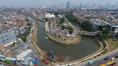 Alat berat mengangkat endapan material lumpur di kali Ciliwung, Jakarta, 6 Agustus 2020. TEMPO/Subekti
