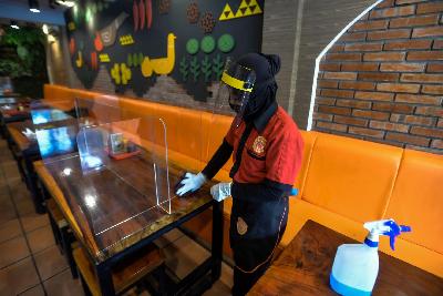 Pegawai mempersiapkan sekat mika antar tamu di rumah makan Bebek Kaliyo Rawa Mngun, Jakarta, 2 Juni 2020. Tempo/Tony Hartawan