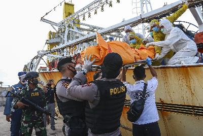 Petugas gabungan mengevakuasi jenazah ABK kapal ikan berbendera China yang berkewarganegaraan Indonesia di Dermaga Lanal Batam, Kepulauan Riau, 8 Juli 2020. ANTARA/M N Kanwa