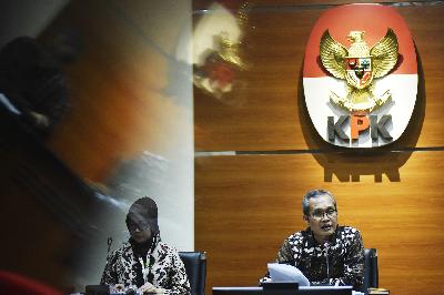 Deputi Pencegahan KPK Pahala Nainggolan (kanan) dan Juru Bicara KPK Bidang Pencegahan Ipi Maryati di gedung Komisi Pemberantasan Korupsi, Jakarta, 18 Juni 2020.   TEMPO/Imam Sukamto