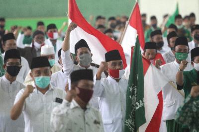 Kader Nahdlatul Ulama mengikuti apel kesetiaan terhadap Negara Kesatuan Republik Indonesia di Gurah, Kediri, Jawa Timur, 28 Agustus 2020. ANTARA/Prasetia Fauzani