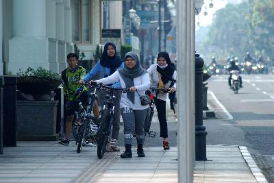 Warga bersepeda tanpa menerapkan protokol kesehatan adaptasi kebiasaan baru, di Bandung, Jawa Barat, 26 Juni lalu.
