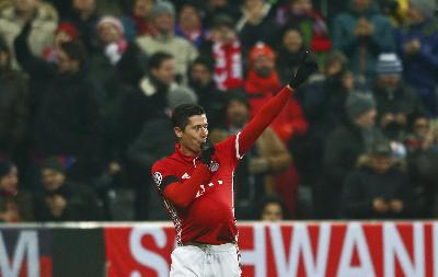 Pemain Bayern Muenchen Robert Lewandowski. REUTERS/Michael Dalder