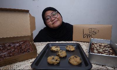 Pemilik Buatan Malikah, Deny Yuliansari menunjukan aneka kue dan brownies buatannya. Dok. Buatan Malikah