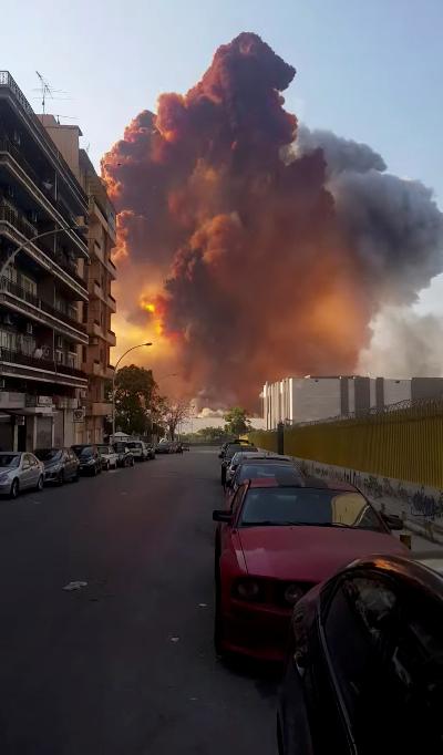 Asap mengebul dari ledakan yang terjadi di Beirut, Lebanon, 4 Agustus 2020. Youssef Kawtharani / via REUTERS 