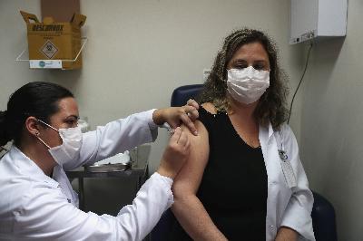 Perawat memberikan vaksin potensial virus Corona SinoVac China kepada sukarelawan di Emilio Ribas Institute di Sao Paulo, Brasil, 30 Juli 2020. REUTERS / Amanda Perobelli