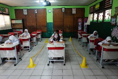 Siswa mengikuti pembelajaran dengan tatap muka di SDN 06 Pekayon Jaya, Bekasi, Jawa Barat,  3 Agustus 2020. TEMPO / Hilman Fathurrahman W