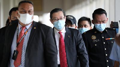 Mantan Menteri Keuangan Malaysia Lim Guan Eng (tengah) tiba di kantor Pengadilan Kuala Lumpur, 7 Agustus 2020. Reuters/Lim Huey Teng