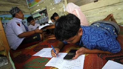 Sejumlah siswa mengikuti proses belajar mengajar dalam jaringan (daring) di bekas posko COVID-19 di Desa Madang, Kabupaten Hulu Sungai Selatan, Kalimantan Selatan,4 Agustus 2020. ANTARA/Bayu Pratama S
