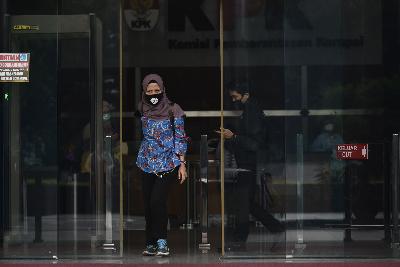 Pegawai KPK meninggalkan kantor di waktu jam pulang kerja di gedung Komisi Pemberantasan Korupsi, Jakarta, 6 Agustus 2020.  TEMPO/Imam Sukamto