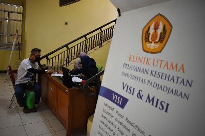 Petugas mendata calon relawan penerima vaksin Covid-19 di Klinik Universitas Padjadjaran, Bandung, Jawa Barat, 30 Juli 2020. TEMPO/Prima Mulia